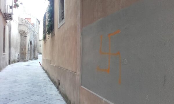 Sant’Agata, il Pci: Simboli fascisti e nazisti al centro del paese, serve attenzione