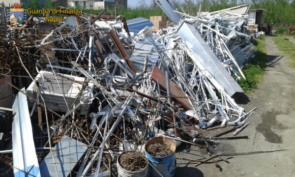 Cronaca, Nola: Guardia di Finanza sequestra area con 200 tonnellate di rifiuti speciali