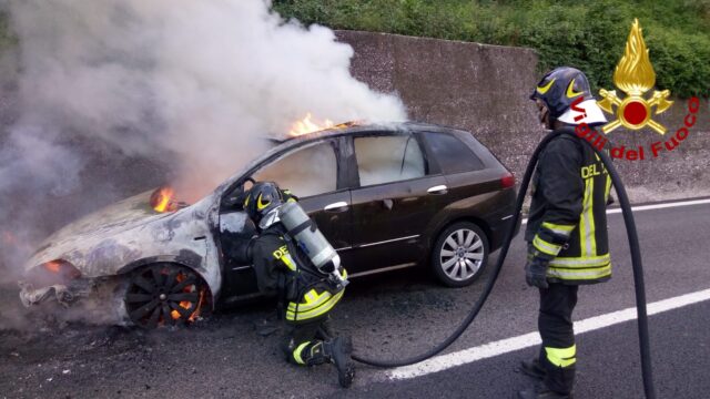 Cronaca: Auto in fiamme sull’autostrada A16