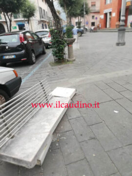 Cervinara: distrutta una panchina in Piazza Municipio
