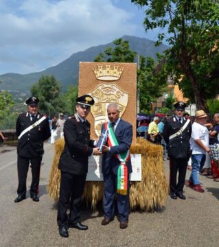 Valle Caudina: donata una scultura in paglia con lo stemma dell’Arma alla Compagnia Cc di Montesarchio