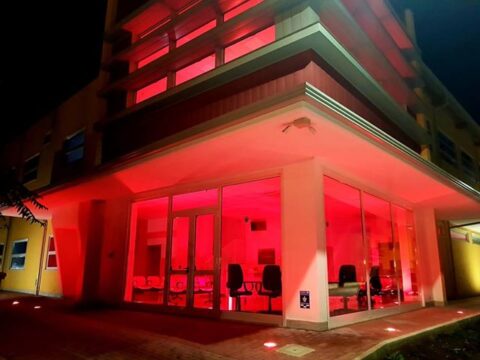 Roccabascerana: si illumina di rosso la sede della Pro Loco