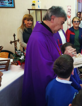 Sant’Agata de’ Goti: Il vescovo Battaglia al Centro Medico Erre per gli auguri di Natale