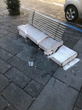 Cervinara: identificata l’auto che ha distrutto la panchina in piazza Municipio