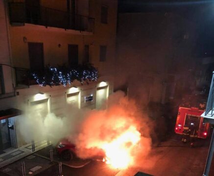 Montesarchio: attentato incendiario nella notte, il video