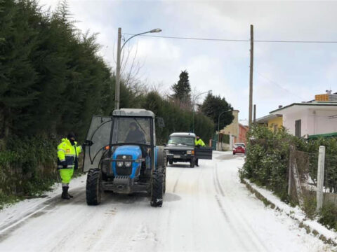 Rotondi: Rangers del Partenio in azione per liberare le strade da neve e ghiaccio