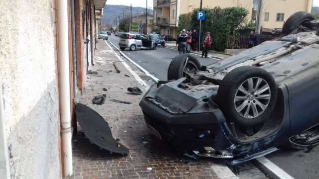 San Martino Valle Caudina: spettacolare incidente d’auto