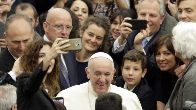 Il Papa ai giovani: Il telefonino è una droga