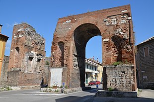 Cronaca: ruba un’auto e si schianta contro l’Arco di Adriano