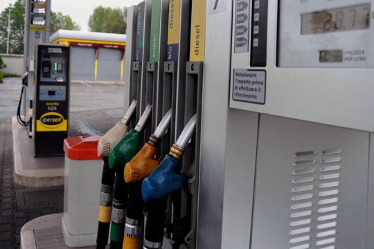 Petrolio: con crollo prezzi stop al caro benzina