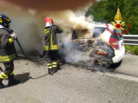 Cronaca: in fiamme un auto sull’Autostrada Napoli-Canosa