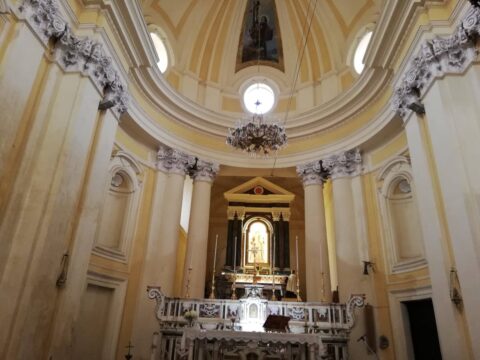 Montesarchio: torna a risplendere il lampadario della chiesa di San Francesco