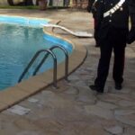 Cronaca: 4 indagati, tra cui i genitori, per il bimbo morto in piscina
