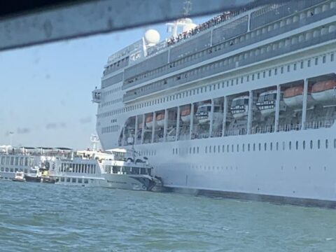 Venezia, nave da crociere colpisce battello turistico: feriti