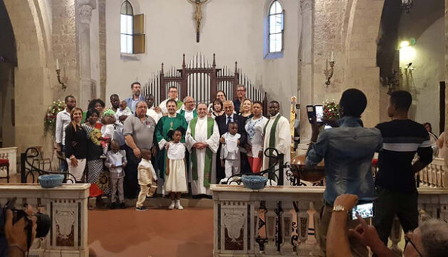 Cronaca: otto ragazzi nigeriani ricevono il battesimo
