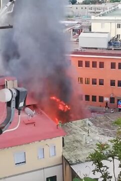 Cronaca: in fiamme deposito di giocattoli, evacaute centinaia di persone