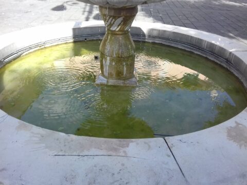 Cervinara: ripulita la fontana di piazza Municipio