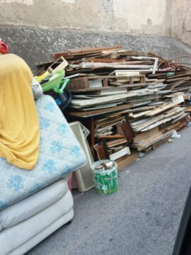 Cronaca: rifiuti di ogni genere in strada, nessuno li rimuove