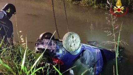 Nazionale: auto in un canale, morti quattro giovani, si salva una ragazza