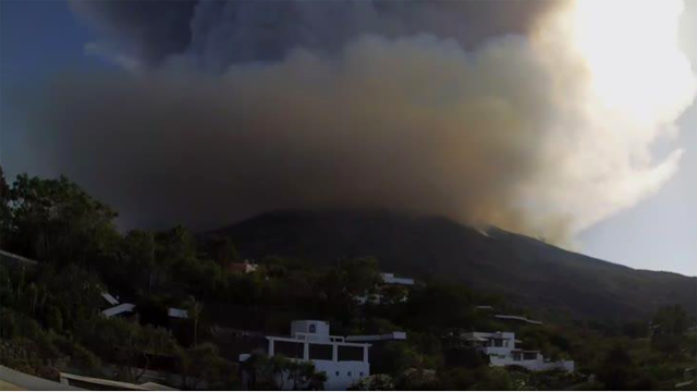 Forte eruzione dello Stromboli: potente esplosione sull’isola, turisti in fuga