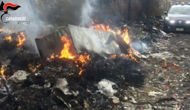 Inferno di fuoco in un capannone industriale, distrutti due camion