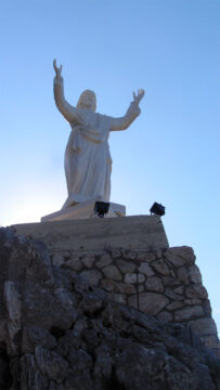 Cervinara: immondizia e profilattici sotto la statua del Cristo