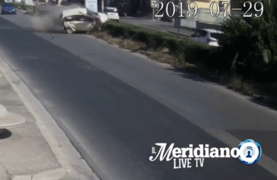 Cronaca: video choc, auto si ribalta e travolge 4 ragazzini