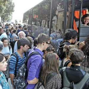 Campania: abbonamenti gratis per gli studenti, ma mancano i pullman