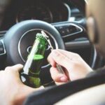 Ubriaco al volante, causa un incidente con feriti