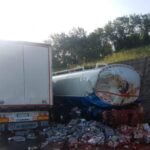 Cronaca: si ribalta camion di pomodori, due persone ferite