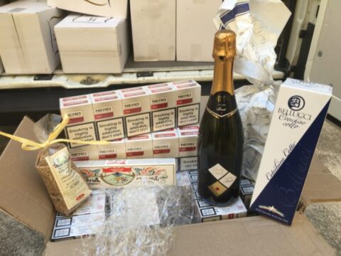 Cronaca: 5000 stecche di sigarette di contrabbando, nascoste tra panettoni e bottiglie di spumante