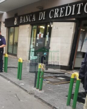 Cronaca: assalto in banca, i banditi portano via il bancomat