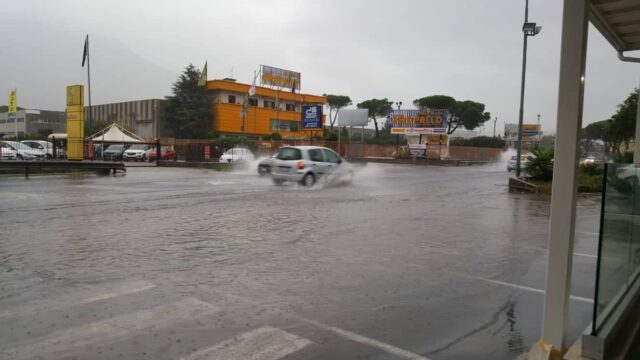Valle Caudina, maltempo: strade allagate, due auto finiscono fuori strada
