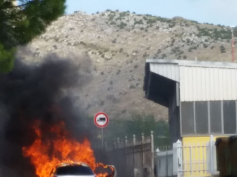 Cronaca: l’auto prende fuoco, l’autista riesce a mettersi in salvo