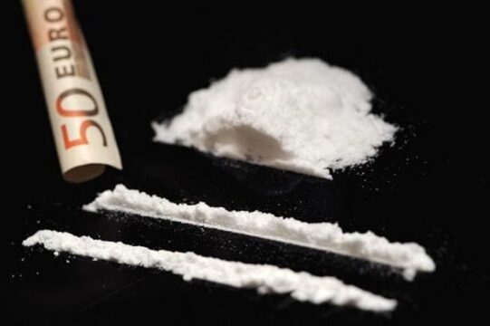 Montesarchio: spaccio di cocaina e marijuanna a piazza La Garde, in manette una 34enne ed un 18enne