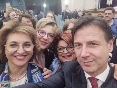 Cervinara: le dirigenti Farese ed Ippolito ed il selfie con il premier Conte