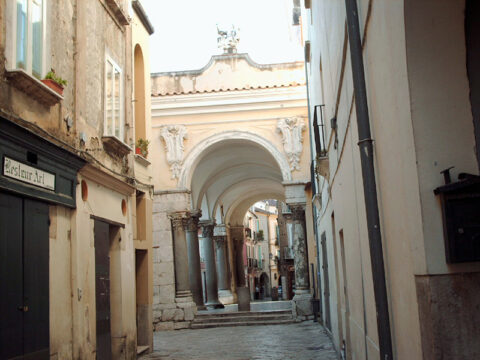 Sant’Agata de’ Goti: basolato calcareo per le strade del centro storico