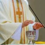 Comunione vietata ai sacerdoti no vax dal vescovo