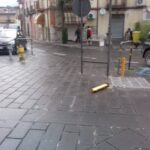 Cervinara: auto pirata  travolge i dissuasori in piazza Municipio