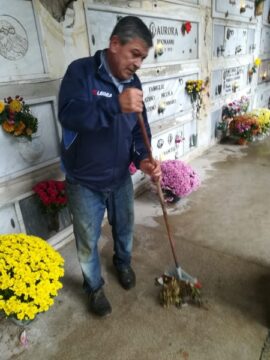 Valle Caudina: il sindaco di Cervinara Tangredi si arma di scopa per ripulire il cimitero