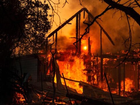 Cronaca: in fiamme una casetta di legno, anziano muore carbonizzato