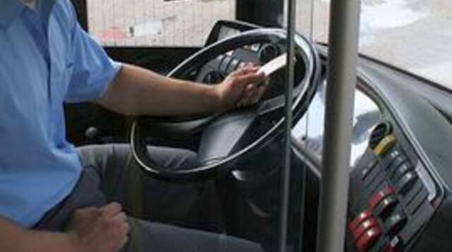 Viaggi interregionali, i carabinieri fermano un bus ad Arpaia