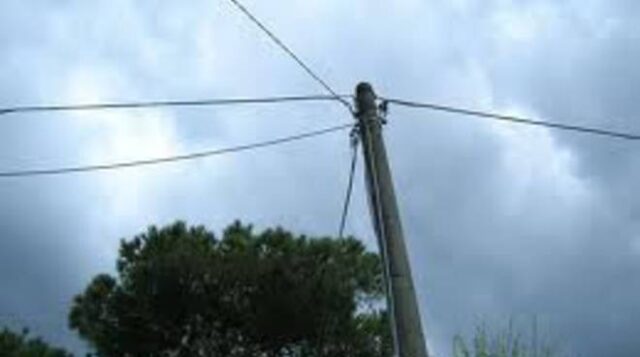 San Martino Valle Caudina: palo della telecom incrinato dal vento, chiusa via Baricelli