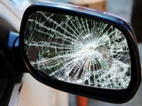 Cronaca: vandali in azione, spaccati specchietti delle auto e sradicati segnali