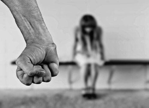 Cronaca: violenze in famiglia, 24enne denuncia il padre