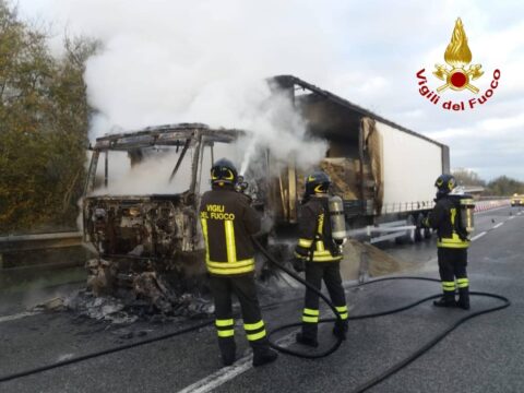 Cronaca: in fiamme autotreno sull’autostrda, caschi rossi in azione