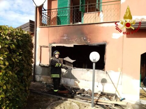 Cronaca: prende fuoco un’abitazione, 80enne messo in salvo dai caschi rossi