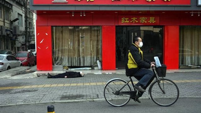 Coronavirus: a Wuhan, uomo lasciato morire per paura