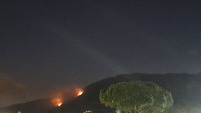 Valle Caudina, incendio sul Taburno: fiamme alimentate dal forte vento