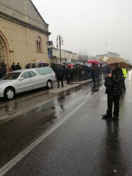 Valle Caudina: il mesto addio a Maurizio nel silenzio della protesta